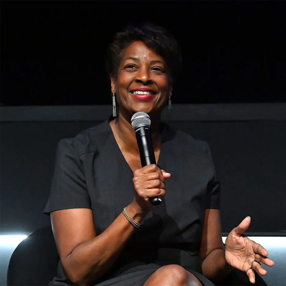 Dawn Porter, diretora do documentário sentada em uma cadeira com um microfone na mão